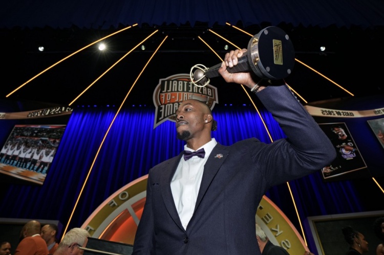 霍华德：我可能进不了75大 但我现在是名人堂成员