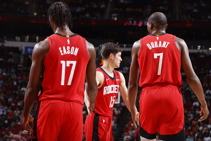 搜狐体育-伊森攻防状态火热，布伦森被防得欲哭无泪，申京调整出色各司其职|火箭|尼克斯|NBA常规赛|投篮|阿尔佩伦-申京_新浪体育_新浪新闻